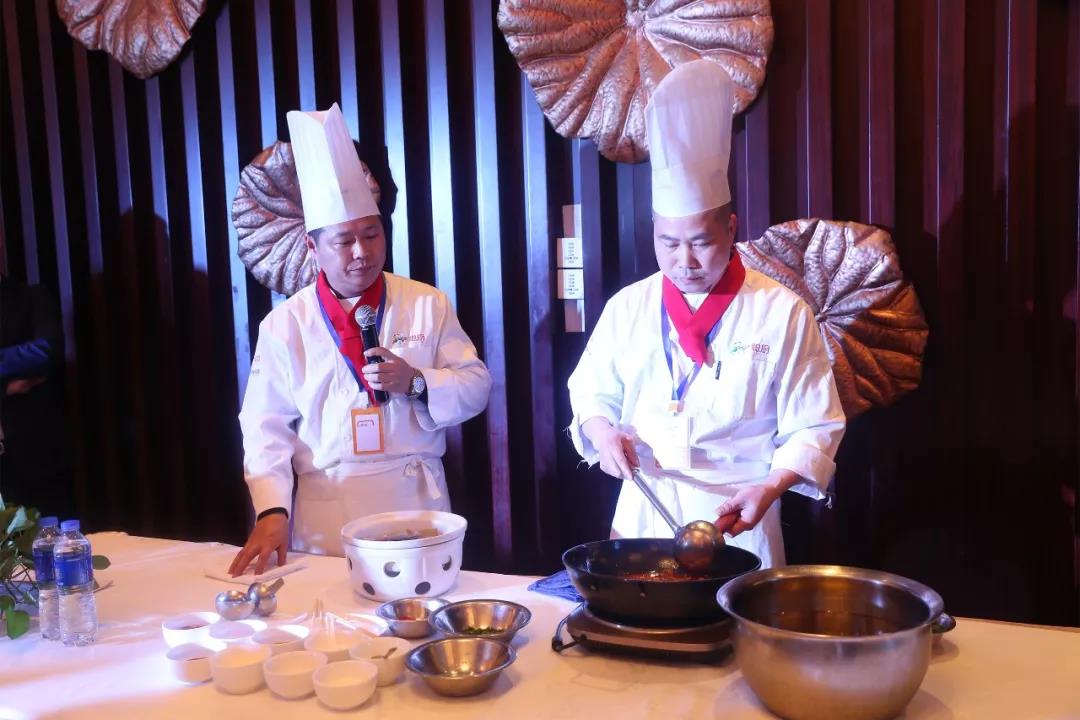 創新(xīn)謀變,逆勢而上——2019聰廚廠商(shāng)發展研讨會暨宴席産(chǎn)品發布會勝利召開 创新谋变,逆势而上——2019聪厨厂商发展研讨会暨宴席产品发布会胜利召开