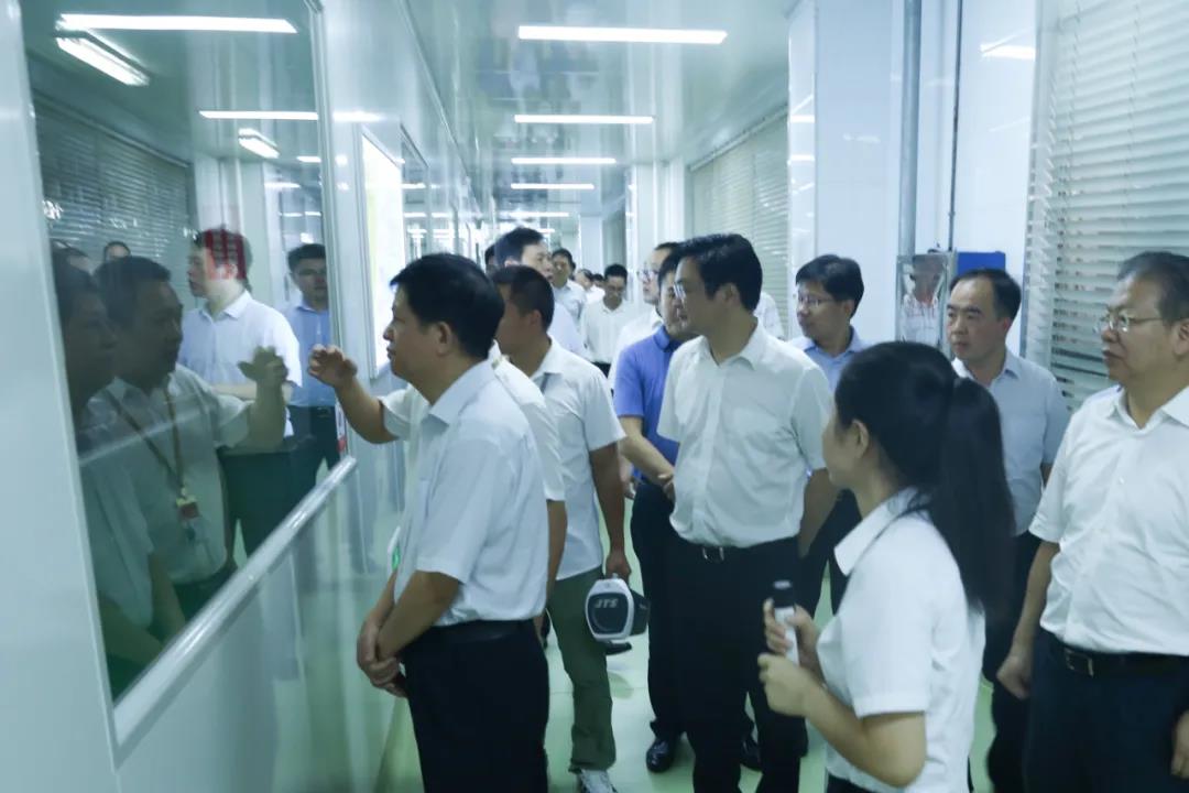 湖(hú)南省農村農業廳廳長(cháng)袁延文(wén)等領導莅臨聰廚食品觀摩指導 湖南省农村农业厅厅长袁延文等领导莅临聪厨食品观摩指导
