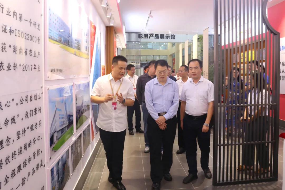 國(guó)家發改委副司長(cháng)邱天朝莅臨聰廚調研指導工(gōng)作(zuò) 国家发改委副司长邱天朝莅临聪厨调研指导工作